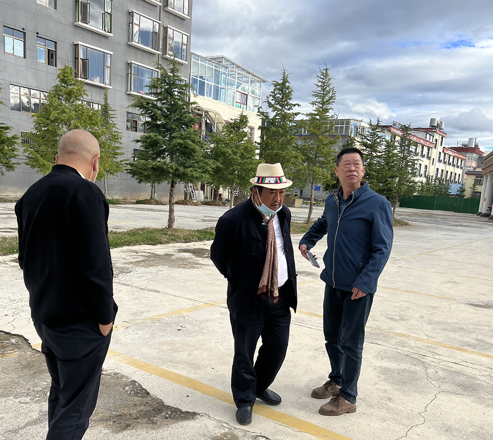 集團(tuán)董事長(zhǎng)楊四龍到集團(tuán)旗下香格里拉環(huán)太酒店、香格里拉正龍假日酒店、正龍星光燦爛KTV（環(huán)太店）等多地視察指導(dǎo)工作